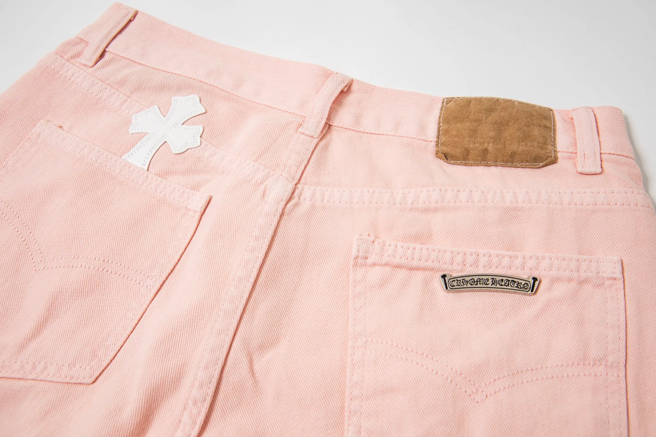 P270 Chrome hearts | CH Chrome hearts Limited edition cherry blossom pink leather jeans for girls. Charming dopamine personality jeans. Indispensable for fashionistas. The same model for celebrities. A model touted by many bloggers. This new pair of pants is perfect in terms of shape and upper body. It is no exaggeration to say that making a pair of jeans is equivalent to making 20 short-sleeved jeans. The fabric is made of high-quality imported denim. It has a unique high-end texture. I am very satisfied with it after washing and proofing several times. Style number: 1730# Color: Sakura pink Size: 28 30 32 34